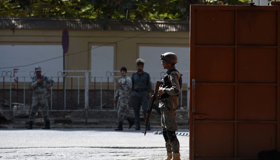 شرطي أفغاني تأهب في باحة مقر الشرطة في كابول (12 ت1 2020، أ ف ب). 