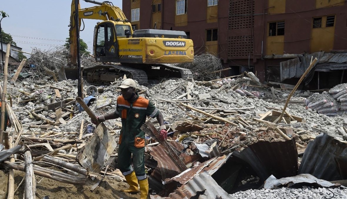 في موقع انهيار المبنى في لاغوس (12 ت1 2020، أ ف ب). 