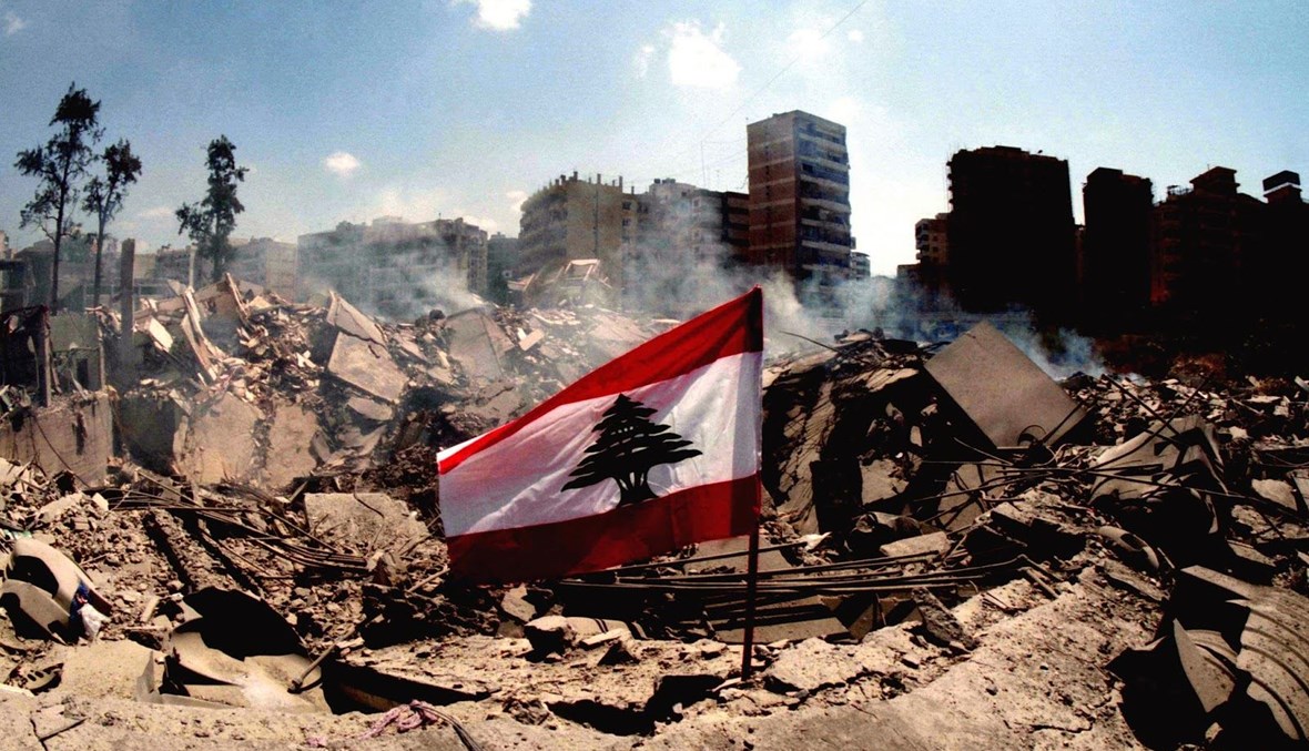 العلم اللبناني يتوسط الركام