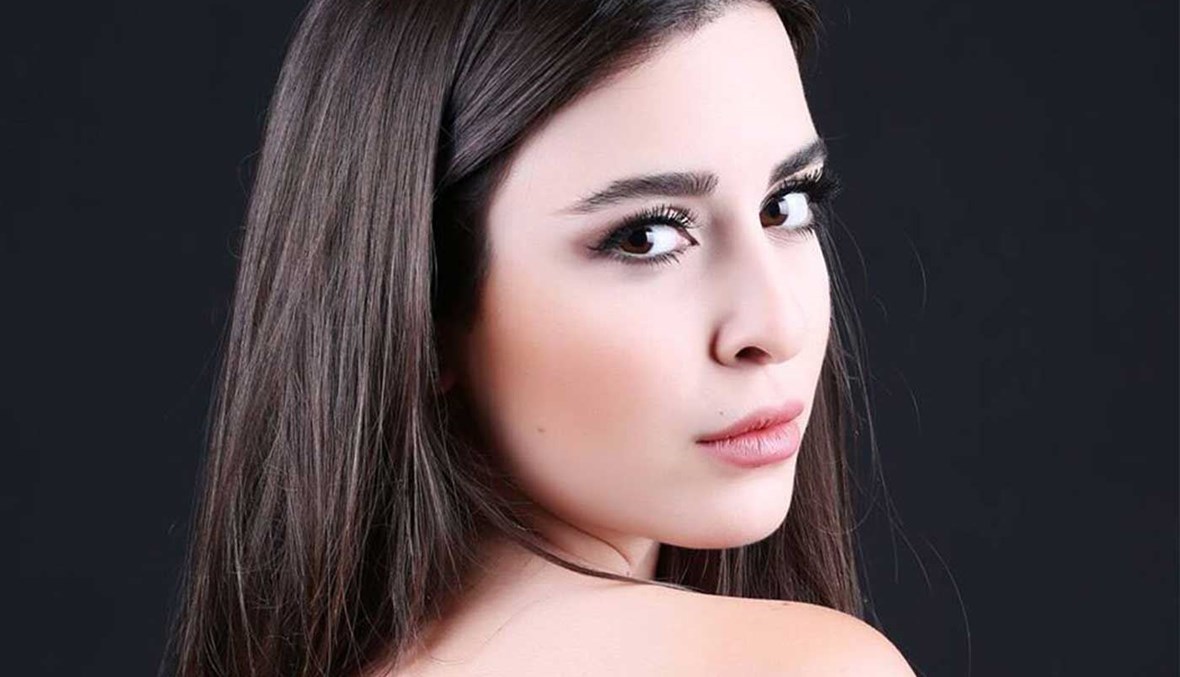 الممثلة اللبنانية سارة أبي كنعان