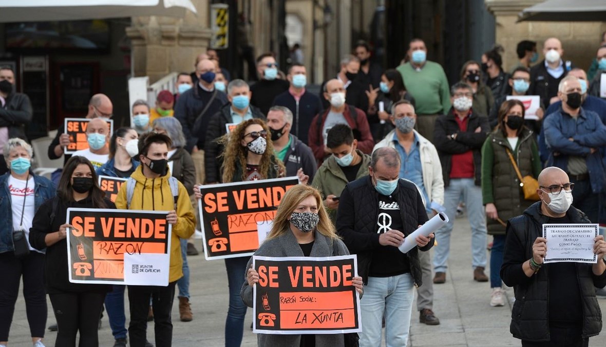 خلال احتجاج في أورينس شمال غرب إسبانيا، دعما للمطاعم والحانات، وللمطالبة بتغيير قيود كورونا (14 ت1 2020، أ ف ب). 