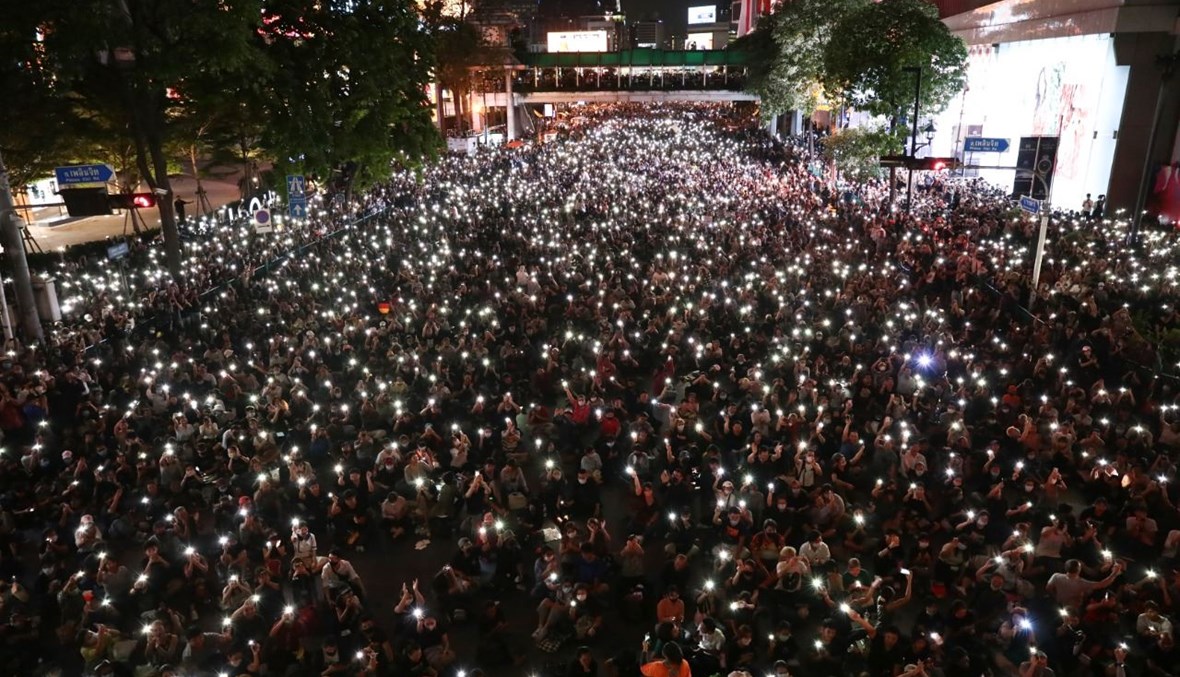 حشود من المتظاهرين في بانكوك (15 ت1 2020، أ ف ب). 