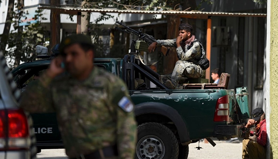 عناصر من الشرطة الأفغانية وقفوا في باحة مقر الشرطة في كابول (12 ت1 2020، أ ف ب).