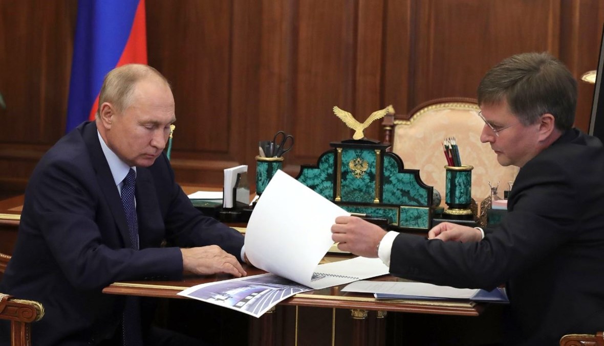 بوتين مجتمعا بمدير شركة الالماس الروسية العملاقة "الروزا" سيرغي ايفانوف في الكرملين في موسكو (12 ت1 2020، أ ف ب).  