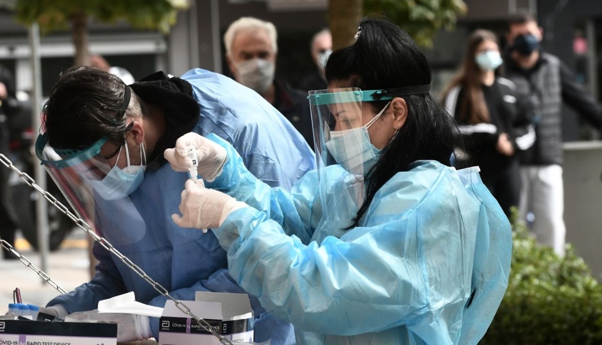 عاملة صحية خلال اجراء اختبار لكورونا في كوزاني باليونان (16 ت1 2020، أ ف ب).