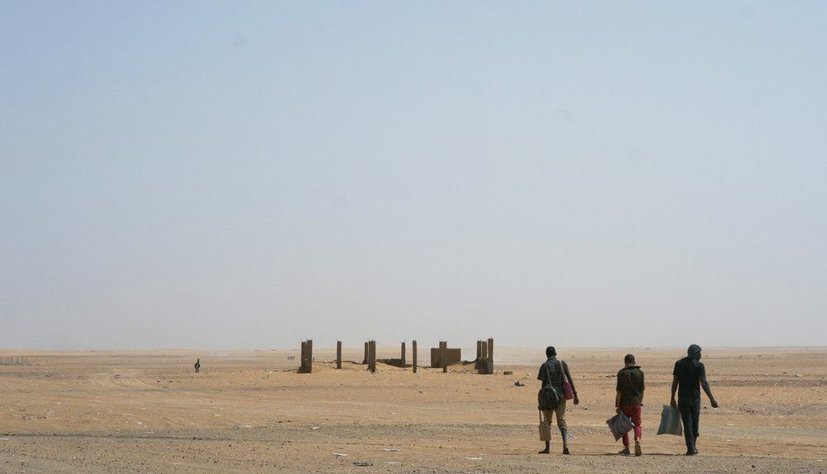 ثلاثة رجال يتوجهون شمالاً نحو الجزائر بعد عبورهم معبر أساماكا الحدودي في شمال النيجر (3 حزيران ، أ ب). 