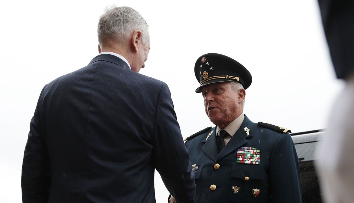 وزير الدفاع الأميركي جيمس ماتيس (إلى اليسار) مستقبلا سيينفويغوس في البنتاغون (21 أيار 2017، أ ف ب). 