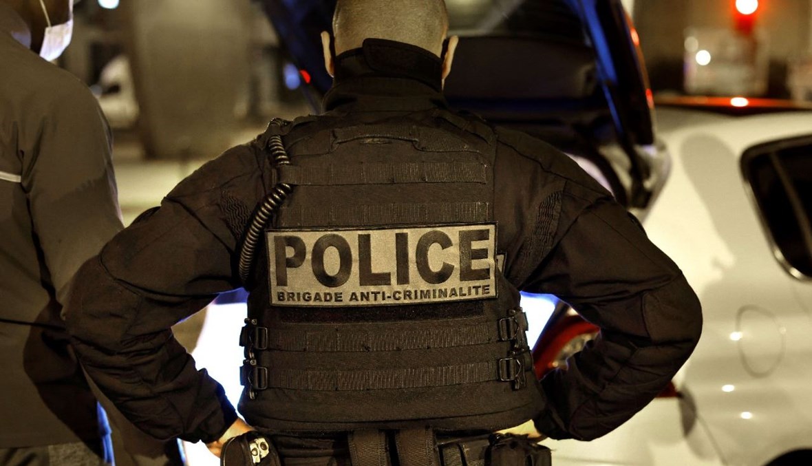 شرطي من فرقة مكافحة الجريمة خلال عملية في باريس (16 ت1 2020، أ ف ب). 