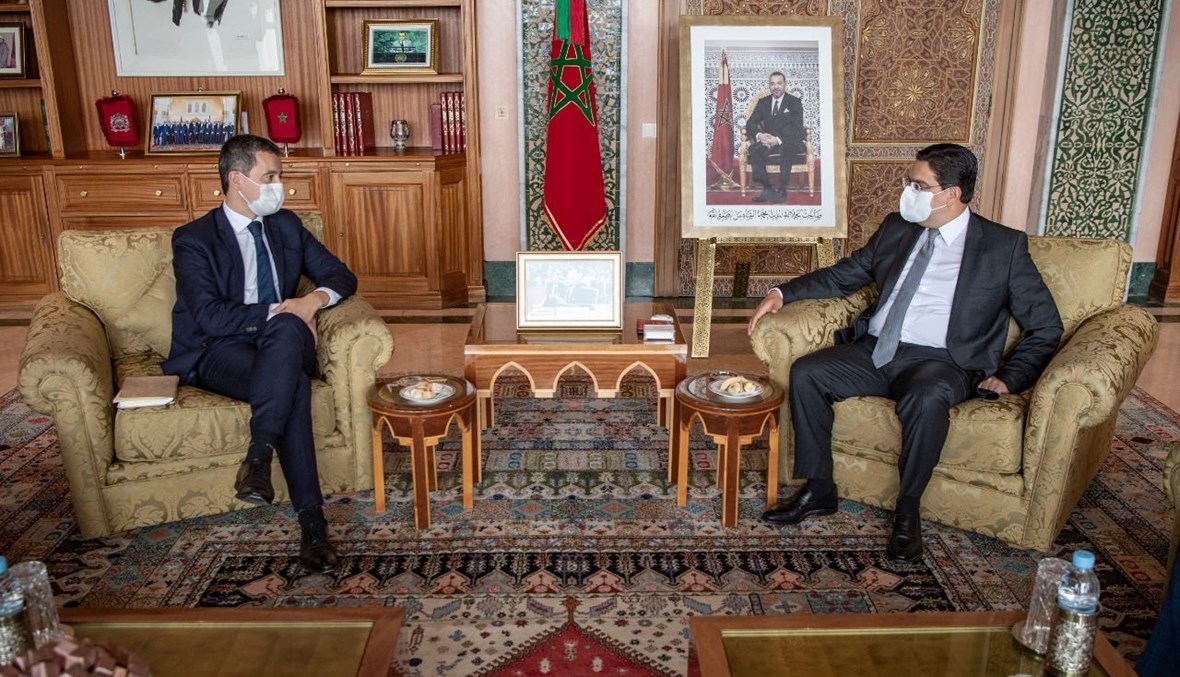 وزير الخارجية المغربي ناصر بوريطة (الى يمين) مستقبلا دارمنان في الرباط (16 ت1 2020، أ ف ب). 