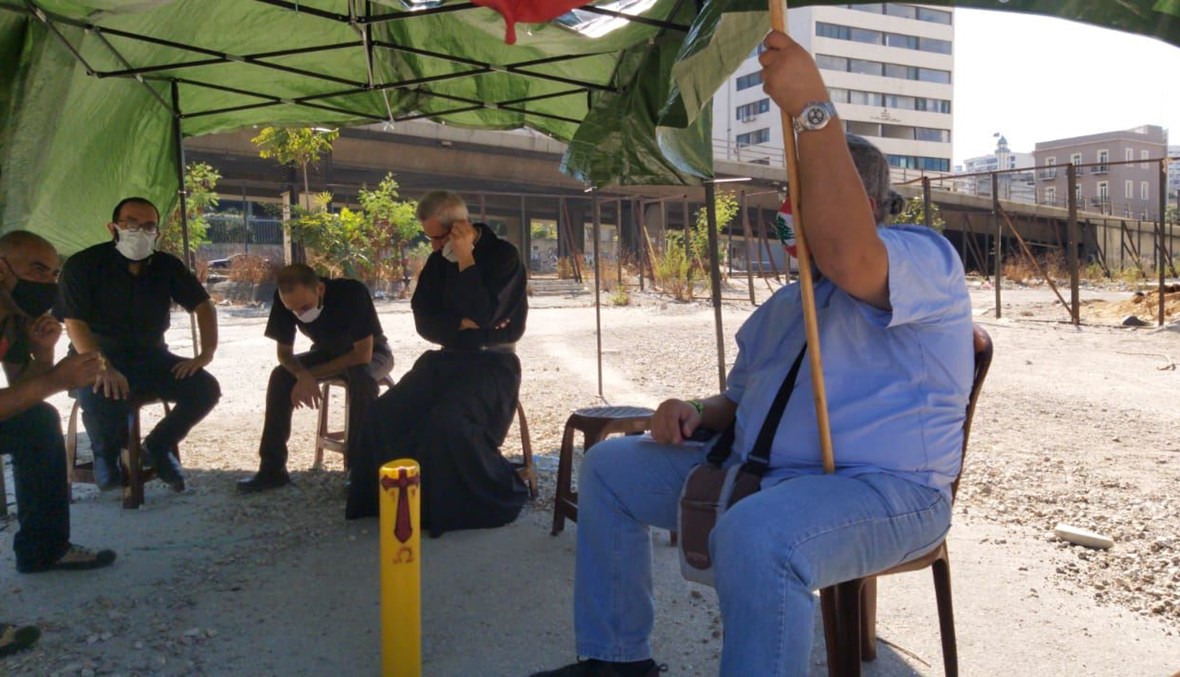 كهنة ورهبان في خيمة الاعتصام في بيروت. 