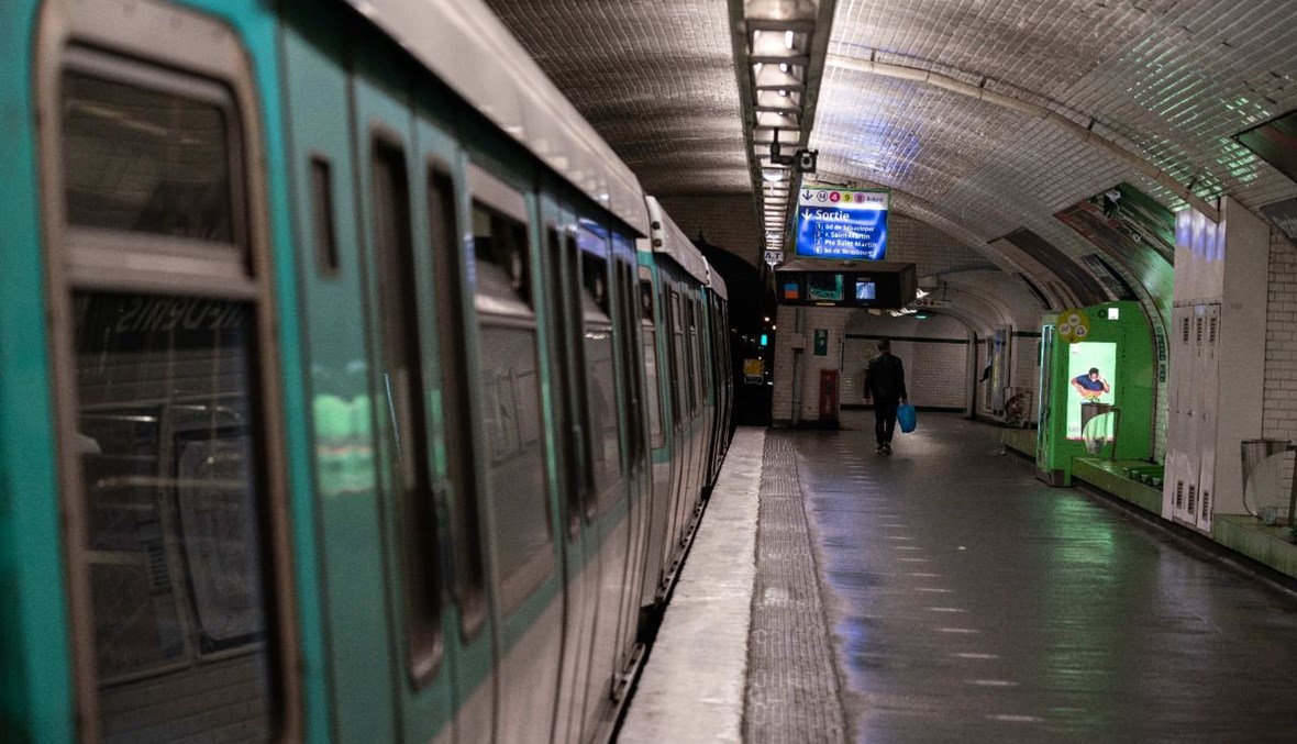 محطة مترو خالية من الركاب في باريس (17 ت1 2020، أ ف ب). 