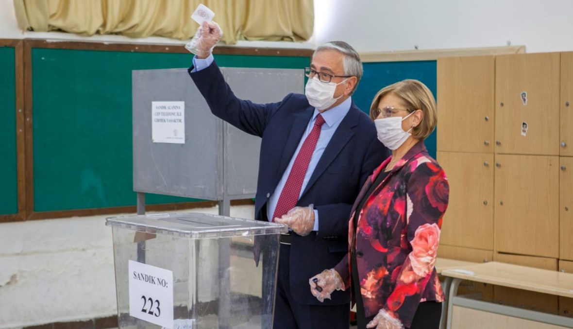 أكينجي يدلي بصوته، برفقة زوجته ميرال، في مركز اقتراع في الجزء الشمالي من نيقوسيا (18 ت1 2020، أ ف ب). 