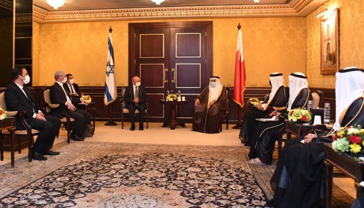 خلال اللقاء بين وزير الخارجية البحريني وبن شبات (وكالة انباء البحرين). 