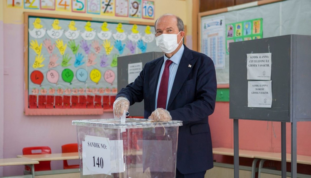 تتار يدلي بصوته في مركز اقتراع في الجزء الشمالي من نيقوسيا (18 ت1 2020، أ ف ب). 