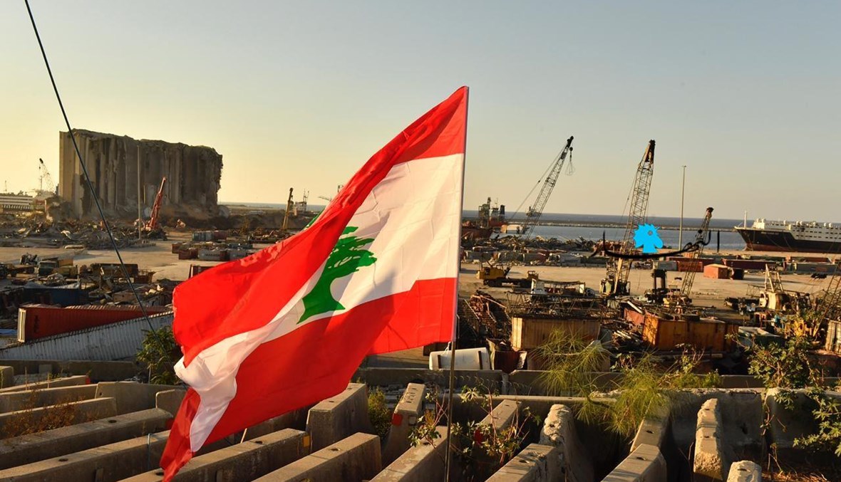 العلم اللبناني مقابل مرفأ بيروت ("النهار").