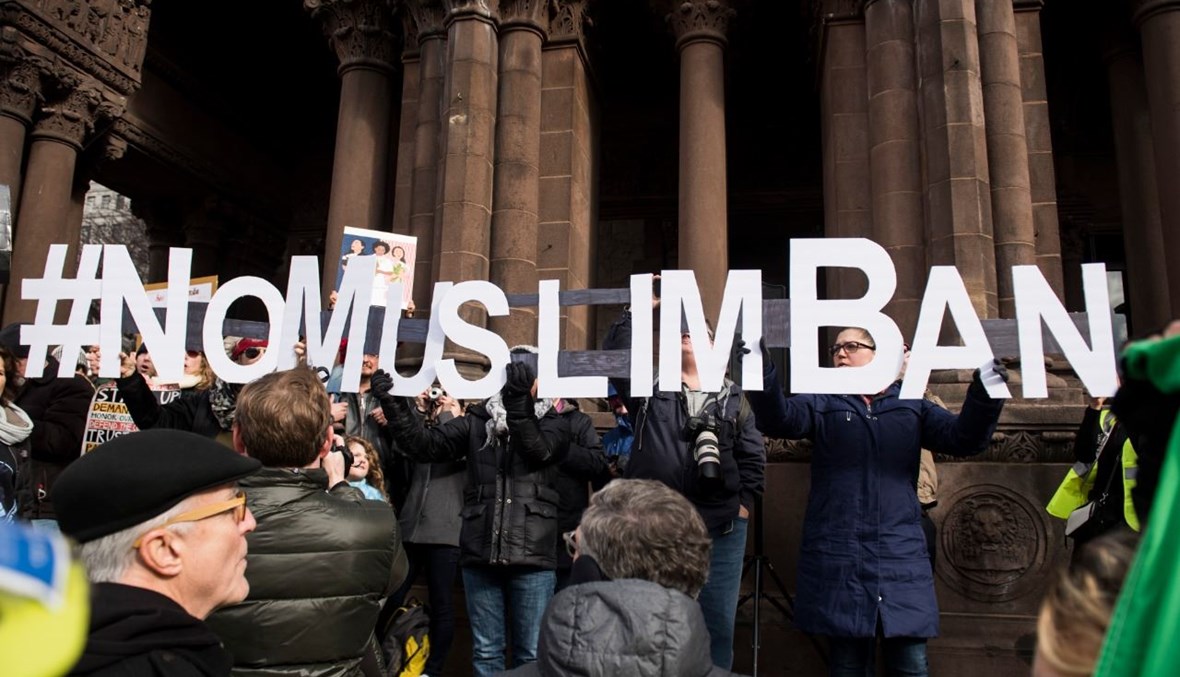 خلال تجمع في ساحة كوبلي في بوسطن بماساتشوستس، احتجاجا على قرار ترامب فرض "الحظر على المسلمين (29 ك2 2017، أ ف ب).