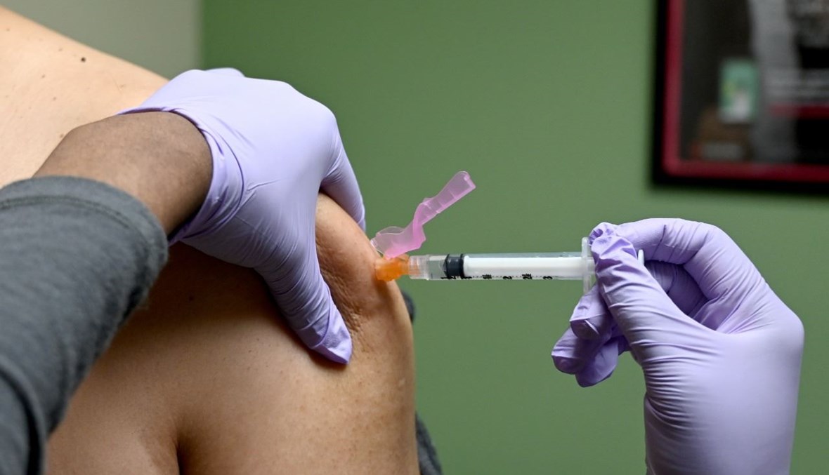 رجل يتلقى لقاحا ضد الانفلونزا في منشأة صحية في واشنطن (31 ك2 2020، أ ف ب).