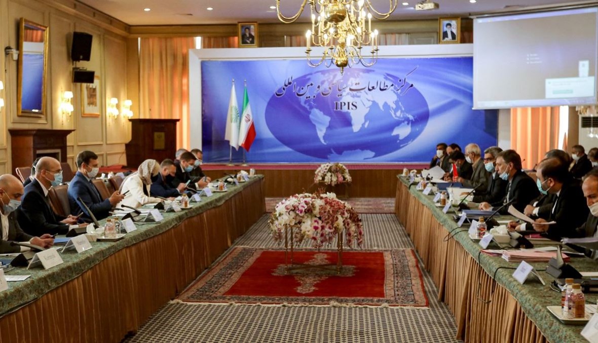 الوفدان الأوكراني والإيراني خلال اجتماعمها في طهران (19 ت1 2020، أ ف ب). 