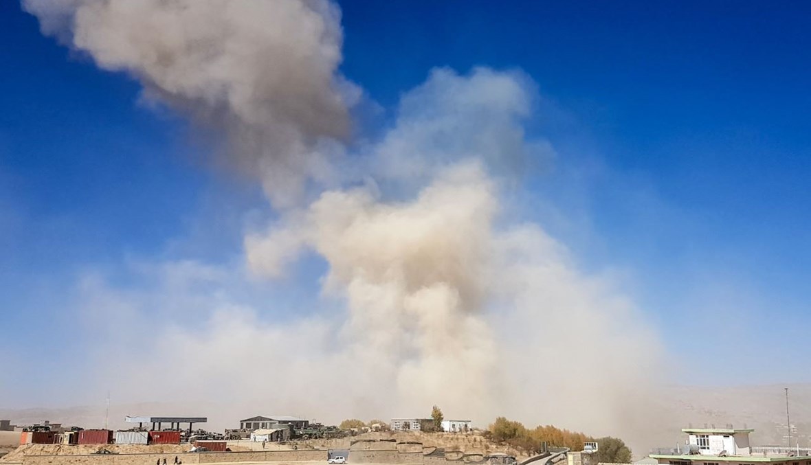 دخان يتصاعد من موقع انفجار سيارة مفخخة استهدفت مقراً للشرطة الأفغانية في فيروز كوه عاصمة ولاية غور )18 ت1 2020، أ ف ب). 