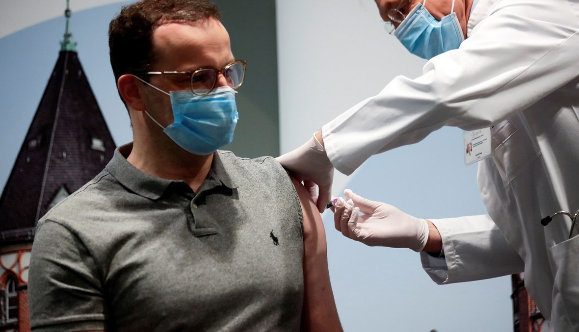 وزير الصحة الألماني يتلقّى لقاحاً للإنفلونزا (أ ف ب).