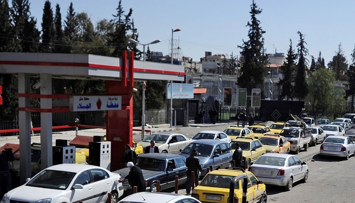 سوريين ينتظرون في طوابير طويلة للحصول على البنزين