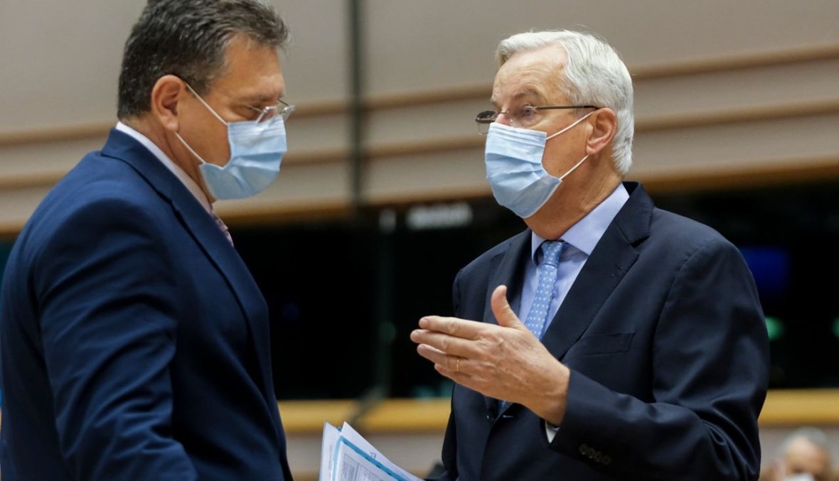 حديث بين بارنييه ونائب رئيس المفوضية الأوروبية ماروس سيفكوفيتش (الى اليسار) خلال جلسة عامة في البرلمان الأوروبي في بروكسيل (21 ت1 2020، أ ف  ب).