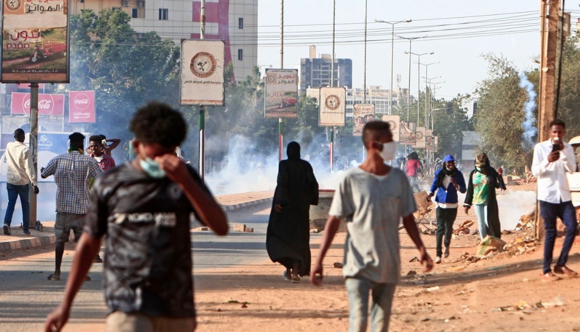 سودانيون يتظاهرون في الخرطوم، احتجاجًا على تفاقم الأزمة الاقتصادية في البلاد (21 ت1 2020، أ ف ب). 