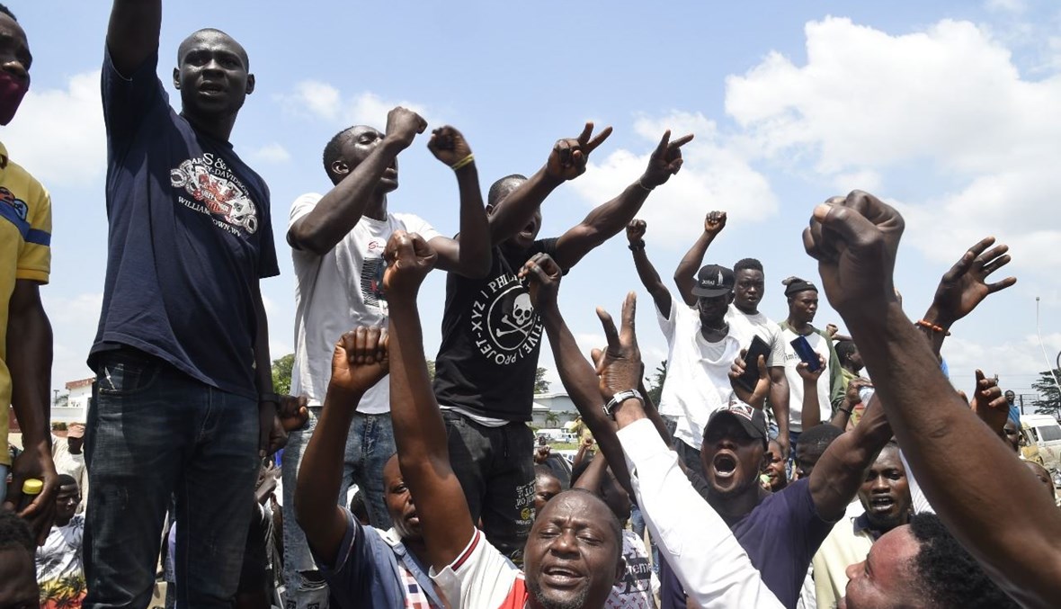 المتظاهرون يهتفون على طريق لاغوس- إيبادان السريع في ماغبورو بولاية أوغون احتجاجا على وحشية الشرطة (21  ت1 2020، أ ف ب). 