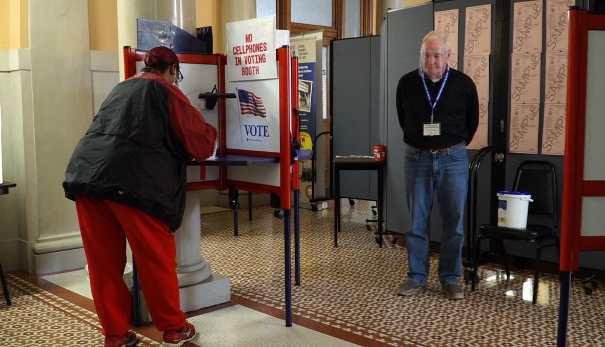 امرأة تملأ بطاقة اقتراعها في مركز اقتراع مبكر في محكمة مقاطعة جاسبر في نيوتن بآيوا (15 ت1 2020، أ ف ب).
