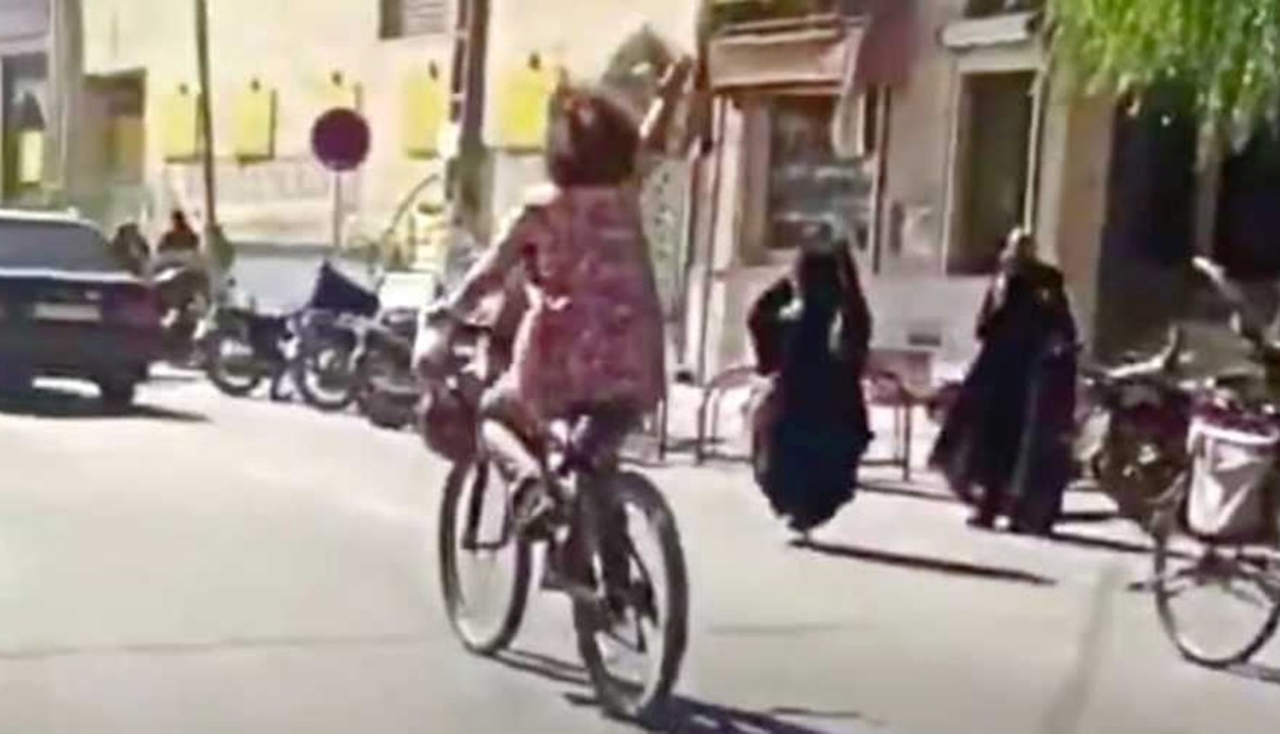إيرانية تقود دراجة