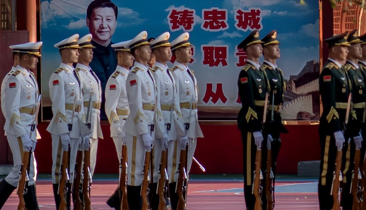 عسكريون يقفون خارج المدينة المحرمة في بيجينغ (22 ت1 2020، أ ف ب). 