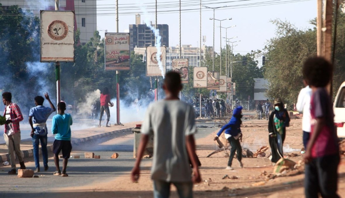 متظاهرون سودانيون انتشروا في الشوارع في الخرطوم ومدن مجاورة احتجاجًا على تفاقم الأزمة الاقتصادية في البلاد (21 ت1 2020، أ ف ب).