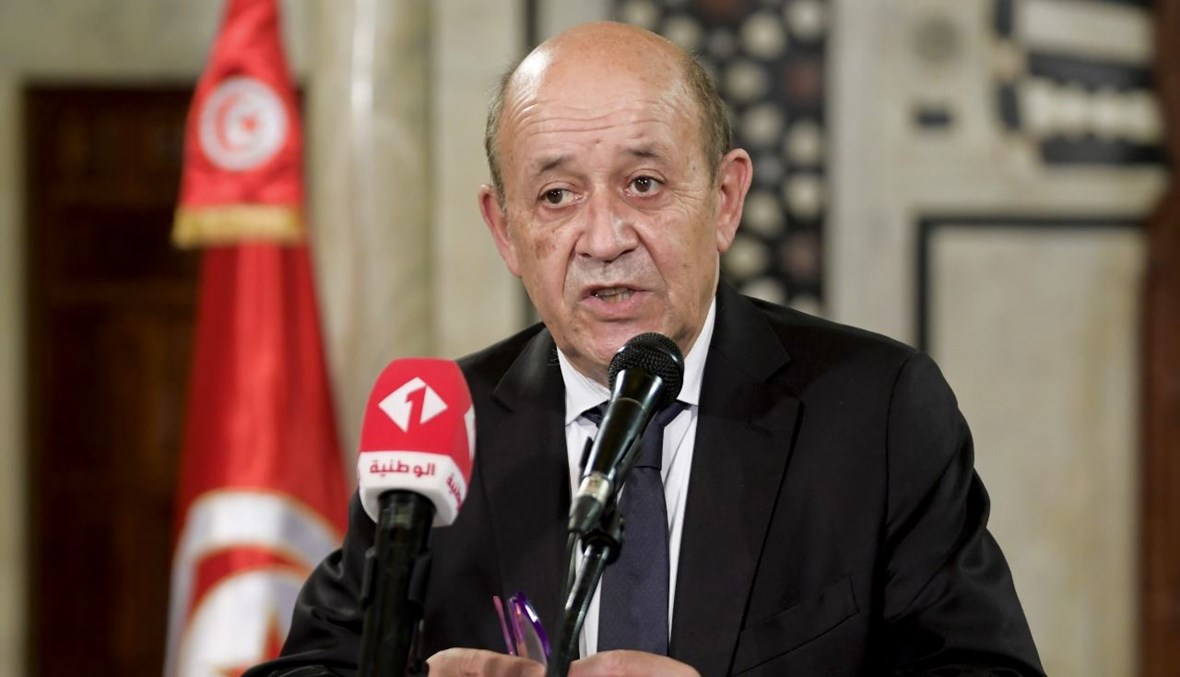 لودريان متكلما خلال مؤتمر صحافي في العاصمة تونس (22 ت1 ، أ ف ب). 