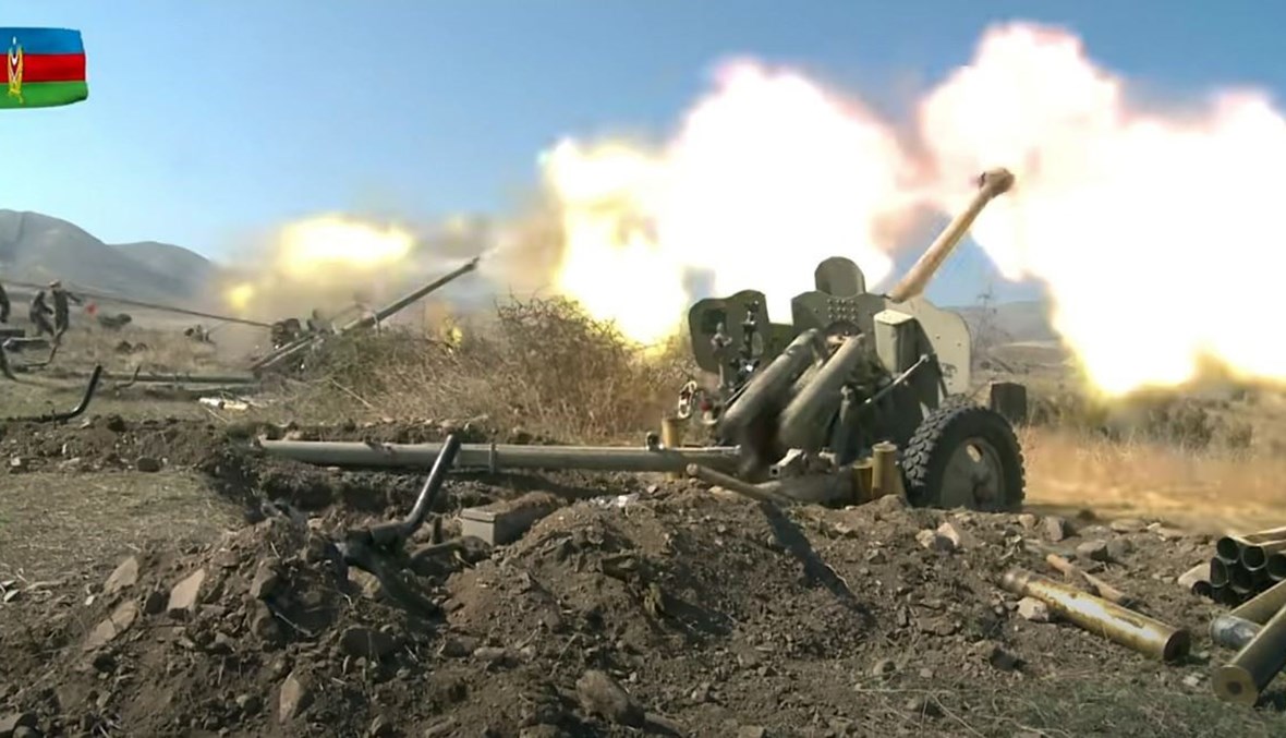لقطة شاشة من مقطع فيديو نشرته وزارة الدفاع الأذربيجانية يظهر فيها الجنود الأذربيجانيون وهم يطلقون المدفعية خلال القتال المستمر مع أرمينيا حول منطقة ناغورنو- كراباخ الانفصالية (20 ت1 2020، أ ف ب). 