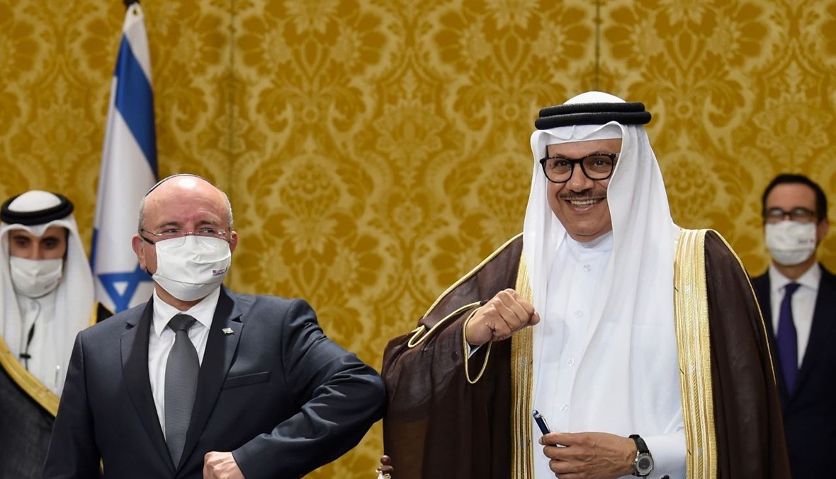 وزير الخارجية البحريني عبد اللطيف بن راشد الزياني (إلى اليمين) ورئيس الوفد الإسرائيلي مستشار الأمن القومي مئير بن شبات خلال توقيع اتفاق التطبيع في المنامة ( 18 ت1 2020، أ ف ب). 