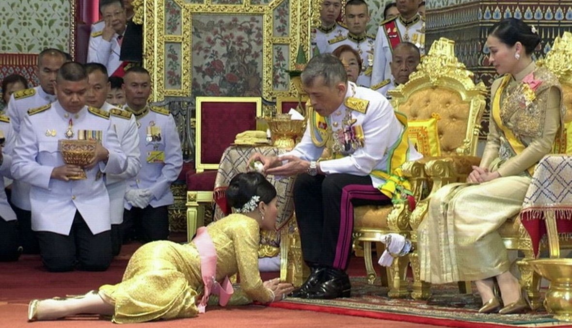 ملك تايلاند يسيء لنسائه وحاشيته وشعبه.