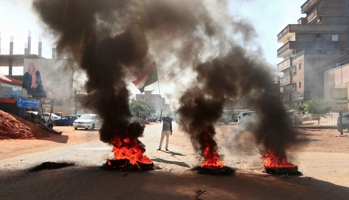 إطارات أشعلها متظاهرون سودانيون في الخرطوم ومدن مجاورة (21 ت1 2020، أ ف ب).