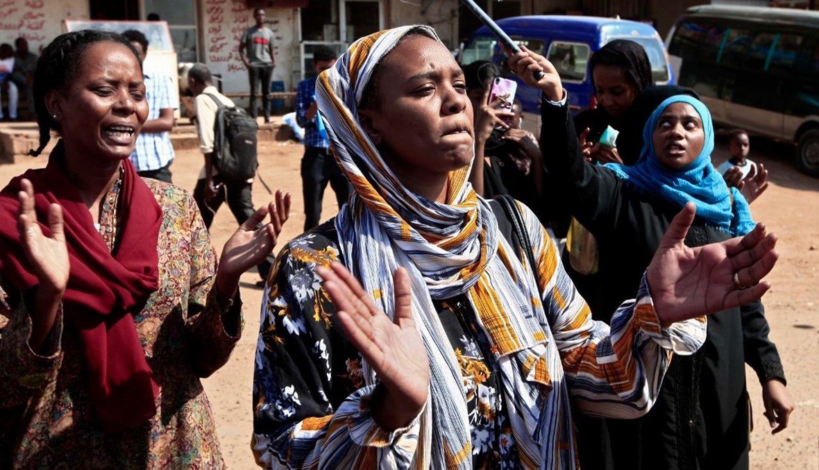 متظاهرون سودانيون في الشارع احتجاجًا على تفاقم الأزمة الاقتصادية في البلاد (21 ت1 2020، أ ف ب). 