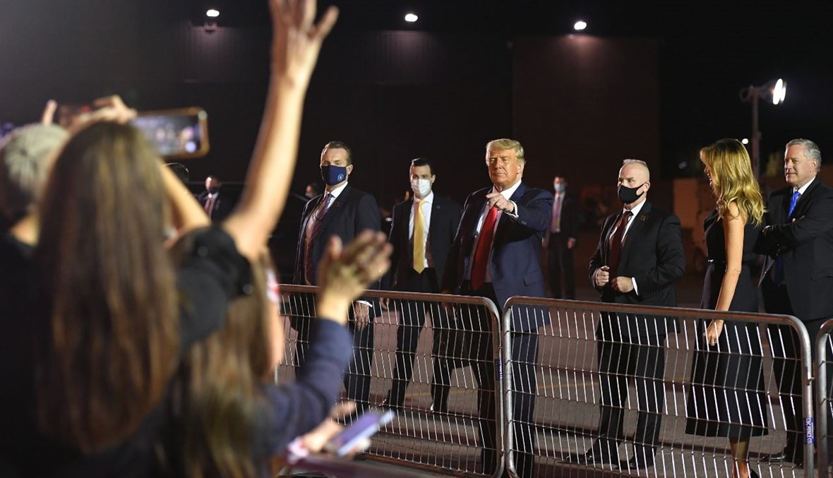 ترامب يحيي انصاراً له قبل مغادرة مطار ناشفيل الدولي بعد مشاركته في المناظرة النهائية في ناشفيل بتينيسي (22 ت1 2020، أ ف ب). 