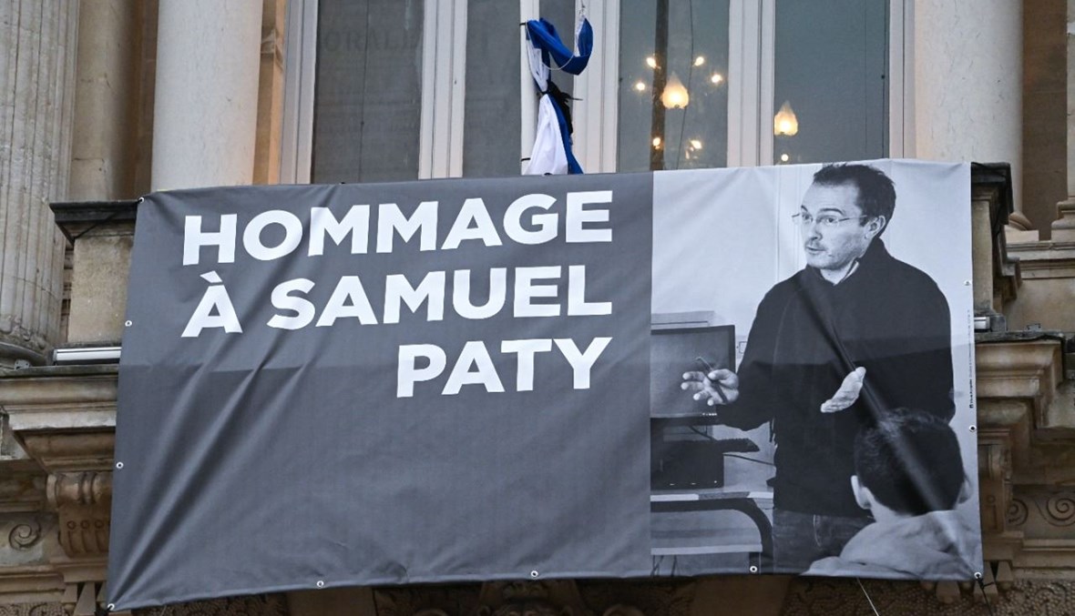 صورة لباتي رفعت على واجهة "أوبرا كوميدي" في مونبلييه، خلال تكريم وطني  له (21 ت1 2020، أ ف ب). 