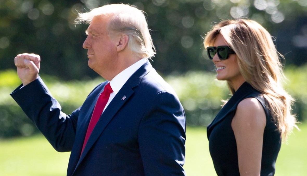 ترامب وزوجته ميلانيا قبل مغادرتهما البيت الأبيض في واشنطن (22 ت1 2020، ا ف ب). 