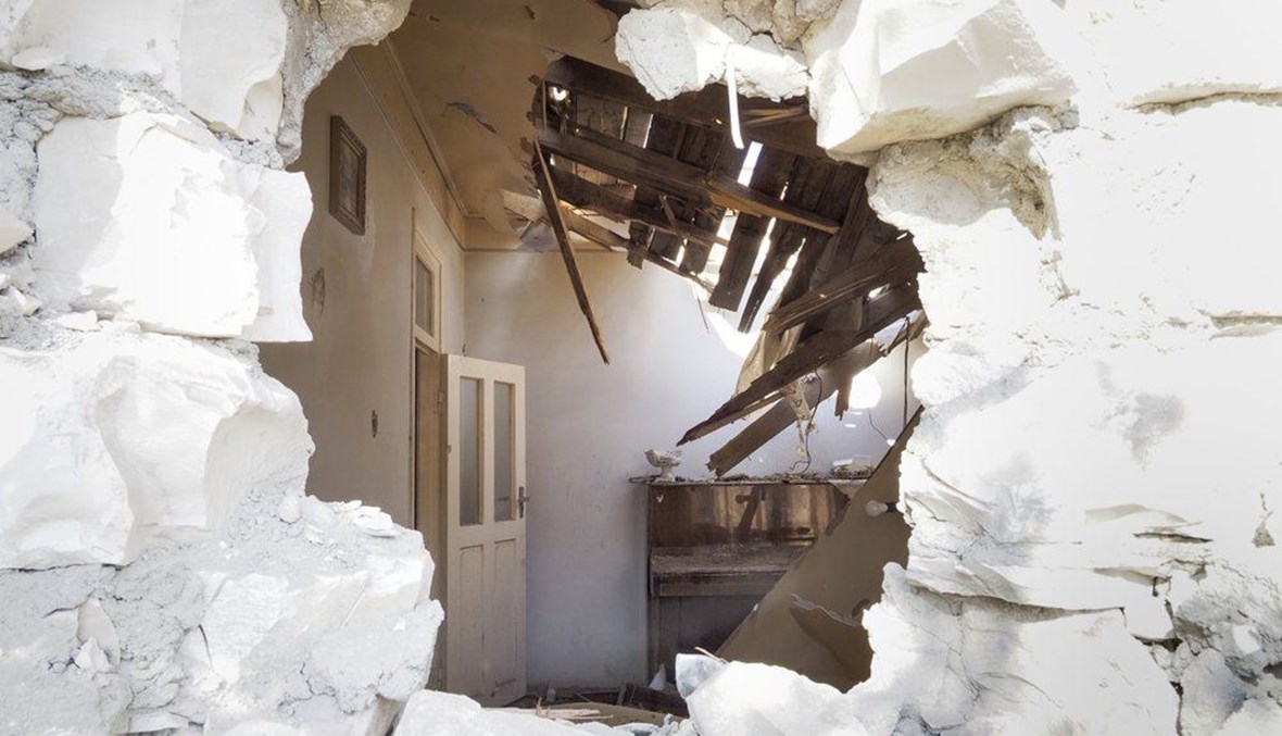 منزل تضرر في بلدة مارتوني في منطقة ناغورنو- كراباخ بعد قصف مدفعي أذربيجاني (23 ت1 2020، أ ب). 
