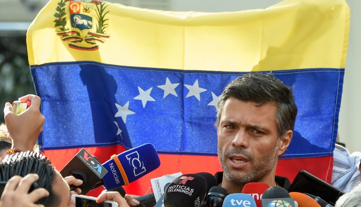 لوبيز مصرّحا خارج السفارة الإسبانية في كاراكاس (2 ايار 2019، أ ف ب).  
