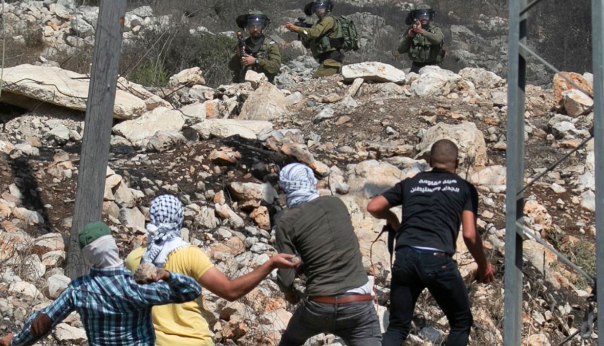 متظاهرون فلسطينيون خلال مواجهة مع قوات الأمن الإسرائيلية في قرية كفر قدوم (25 أيلول 2020، أ ف ب). 