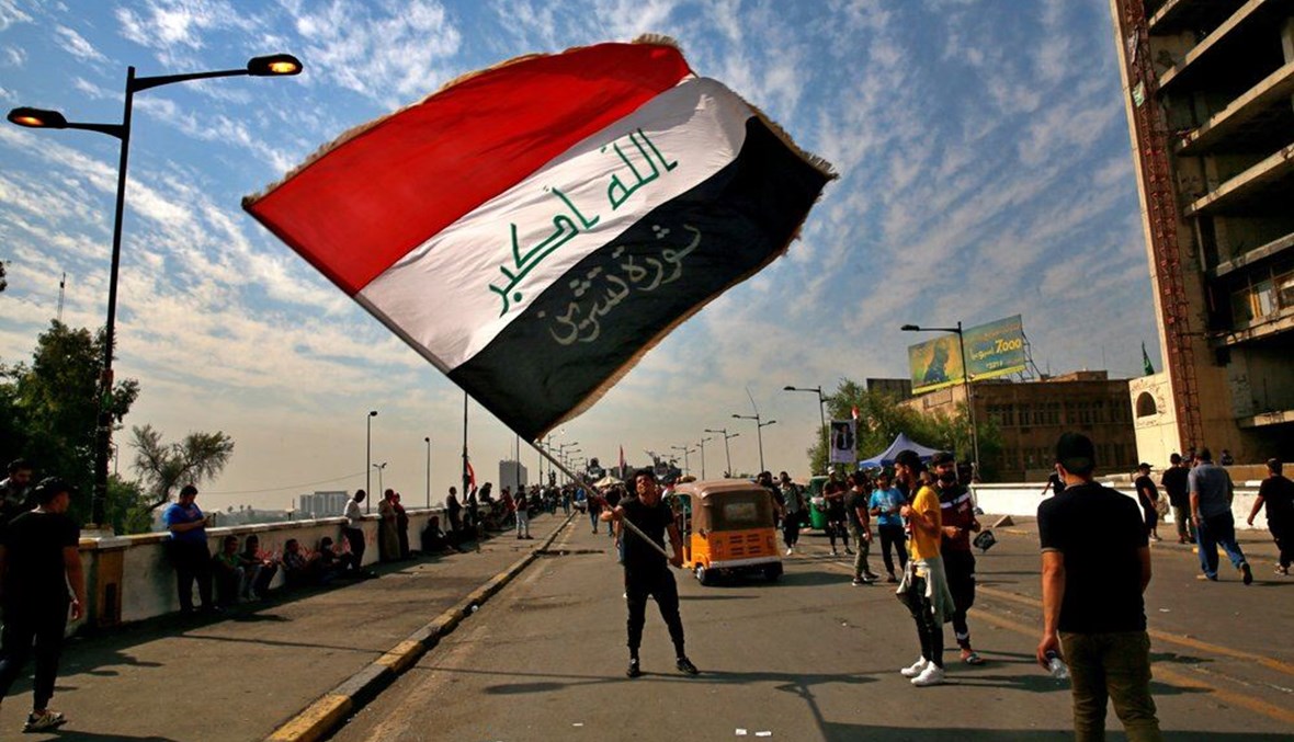 متظاهرون مناهضون للحكومة تجمعوا على جسر الجمهورية في بغداد (25 ت1 2020، أ ب). 