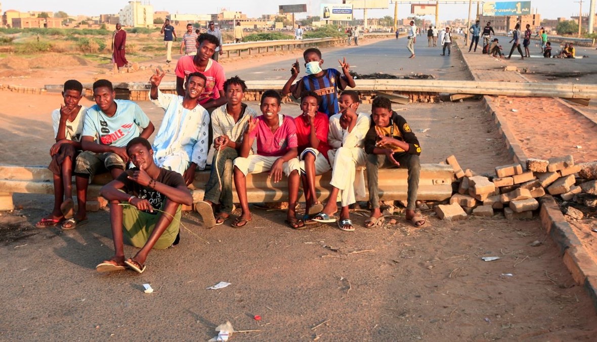 متظاهرون سودانيون اغلقوا جسر المنشية في الخرطوم خلال تظاهرة تطالب بالعدالة لمتظاهر قتل (23 ت1 2020، أ ف ب).  