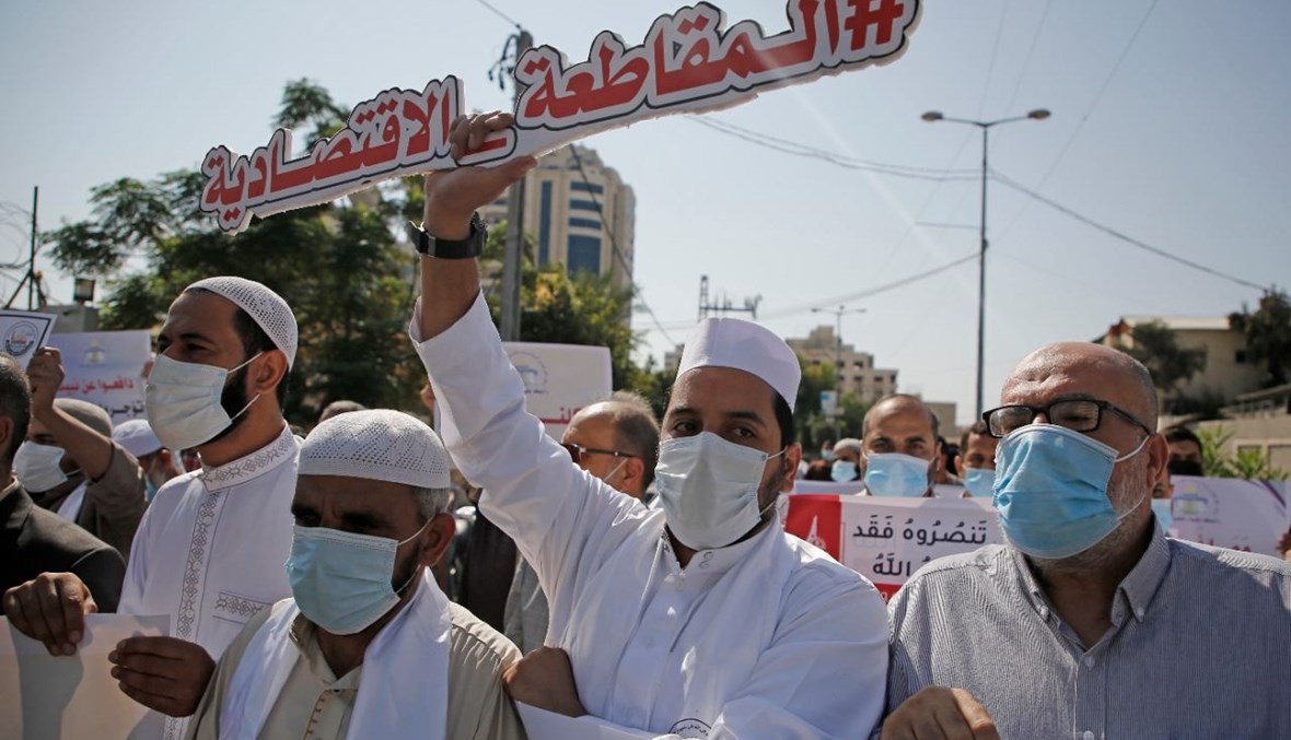 فلسطينيون يتظاهرون ضد تصريحات ماكرون امام المركز الثقافي الفرنسي في مدينة غزة (26 ت1 2020، أ ف ب). 