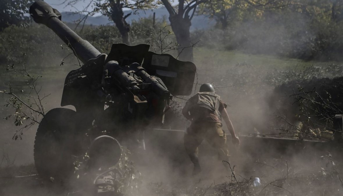 جندي أرميني يطلق المدفعية على خط المواجهة، خلال القتال مع القوات الأذربيجانية حول ناغورنو- كراباخ (25 ت1 2020، أ ف ب). 