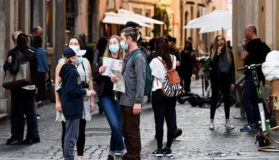 مواطنون وسياح يضعون كمامات في روما الأحد.   (أ ف ب)