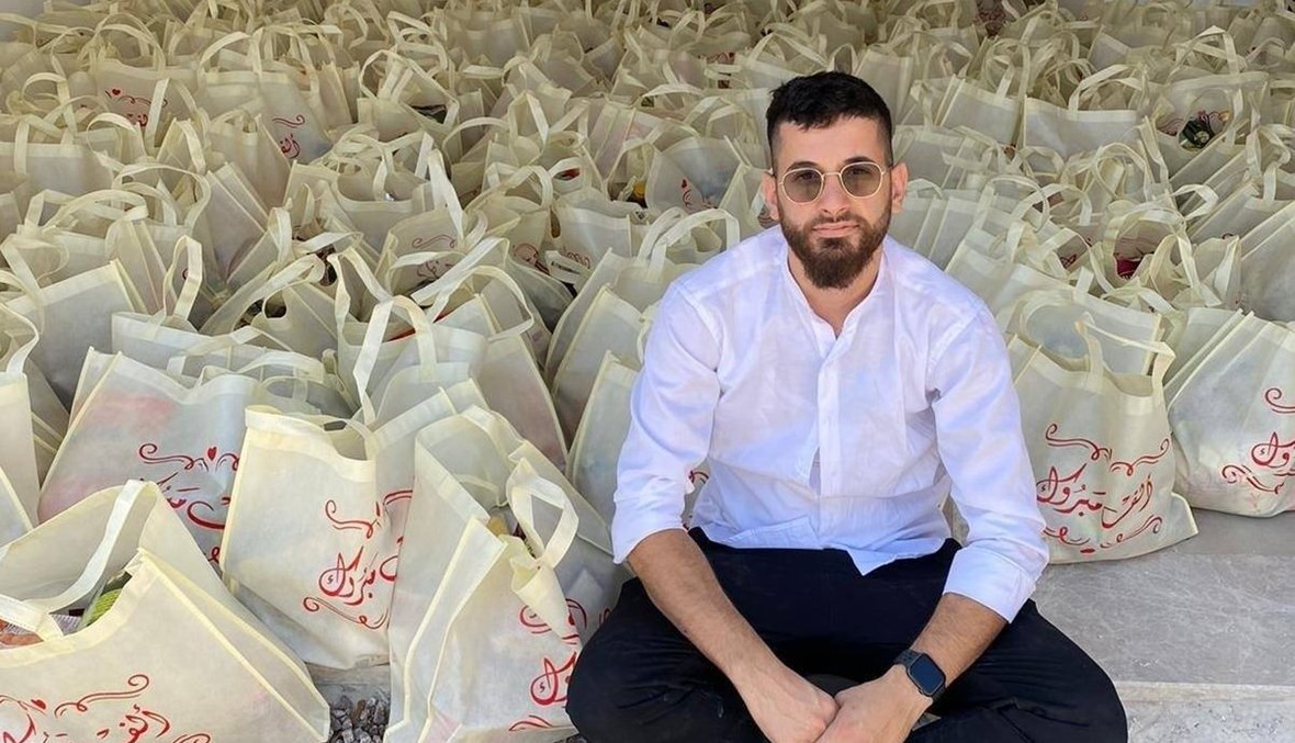 بدلاً من إقامة حفل زفاف كبير... شاب وزّع مساعدات على العائلات المحتاجة